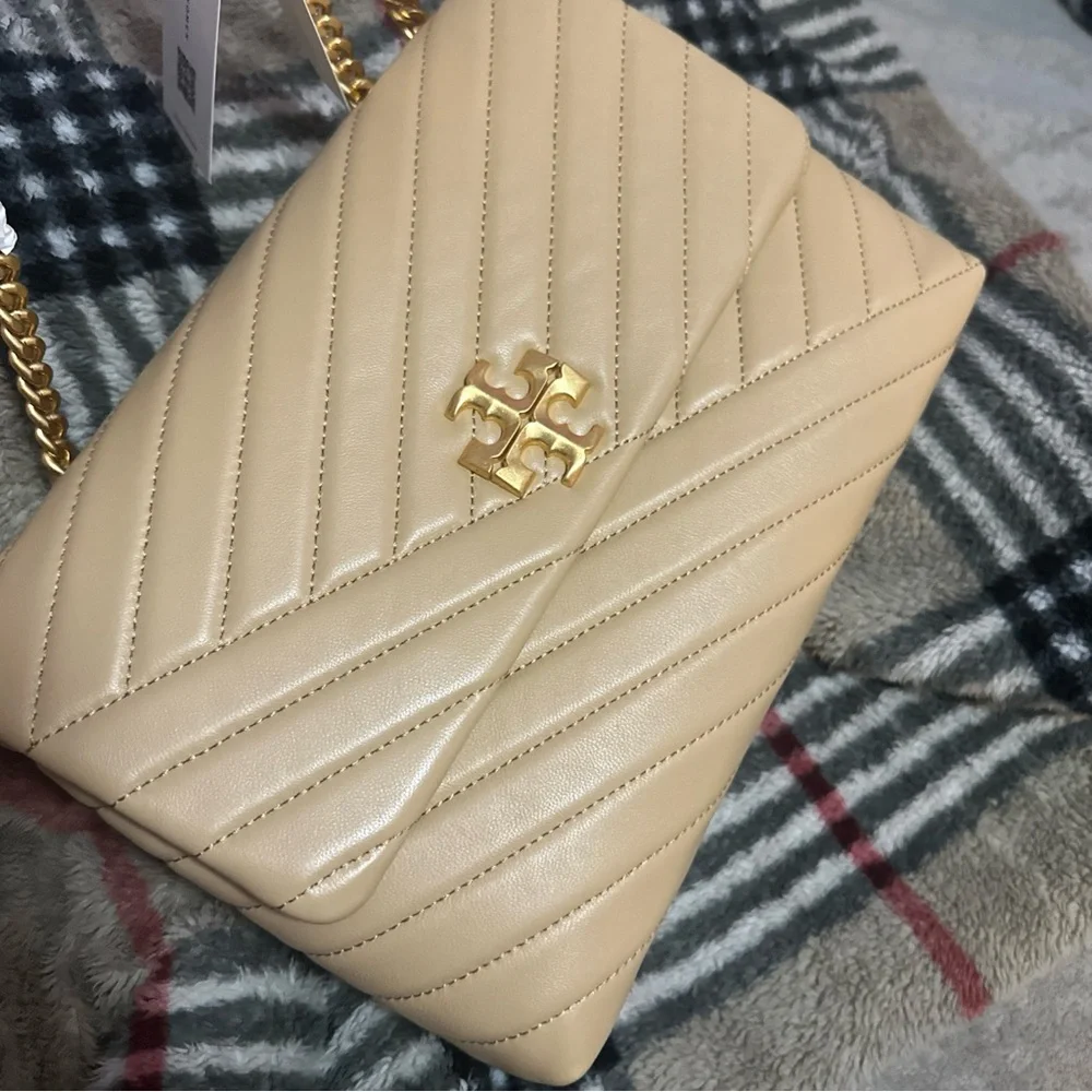 Tory Burch in the color desert dune 
Style Kira chevron convertible shoulder bag - Picture 7 of 12